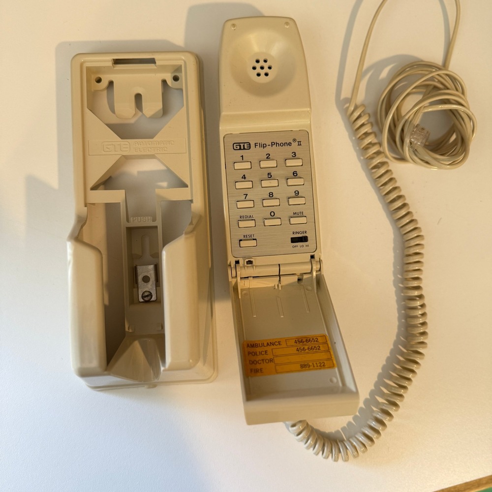 Vintage GTE Flip-Phone II Beige Landline Telephone Retro 80s Corded Phone Base